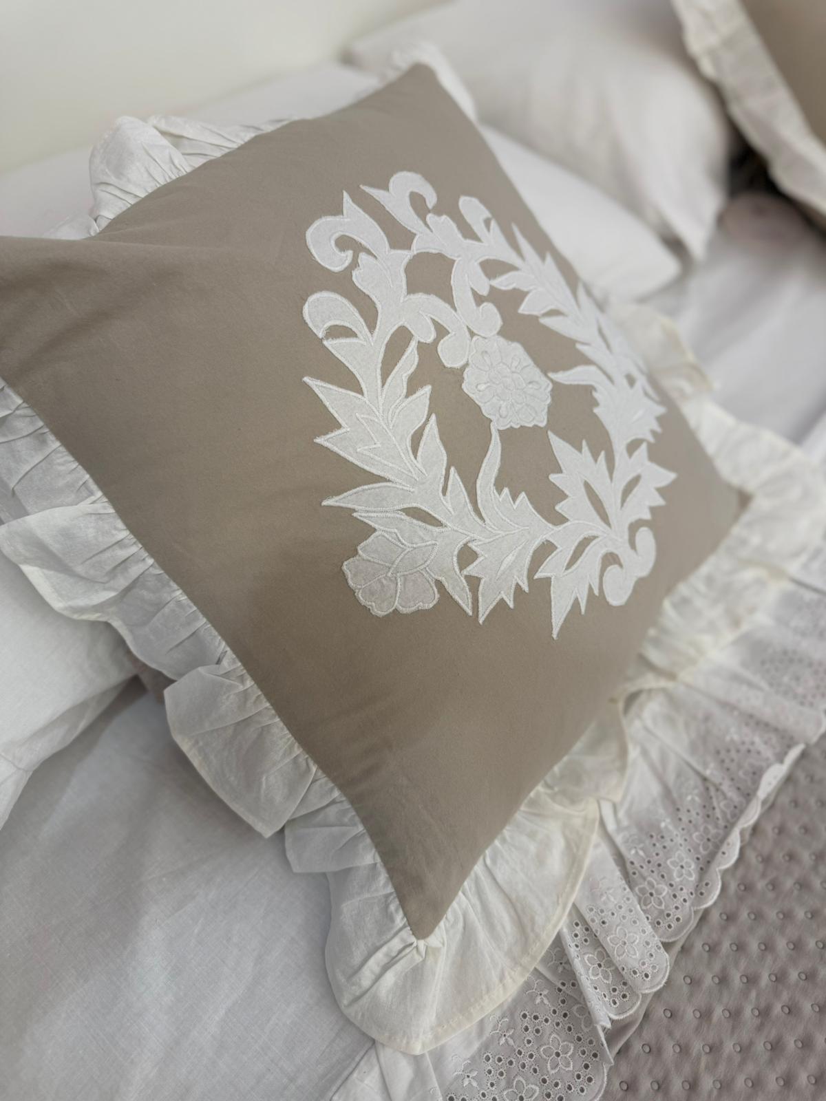 Copricuscino da arredo in cotone tortora con balza e applicazione CAPODIMONTE - 40x40 cm - L'Atelier17